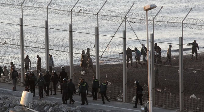 Un grupo de inmigrantes intenta entrar a nado en Ceuta