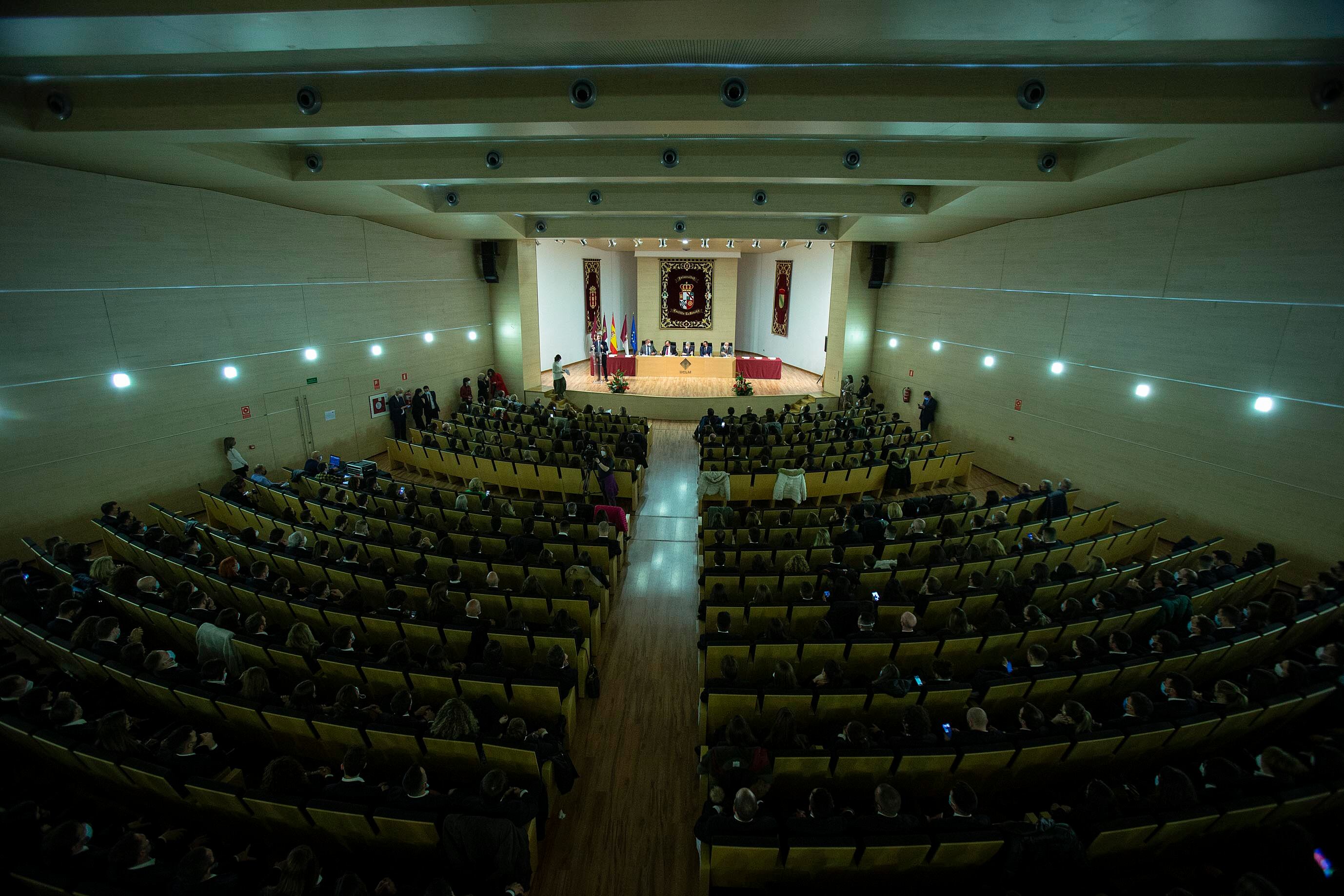 El acto de clausura del curso selectivo del Cuerpo de Ayudantes de Instituciones Penitenciarias que se ha celebrado el 8 de abril en el Paraninfo de la Universidad de Castilla-La Mancha en Cuenca.