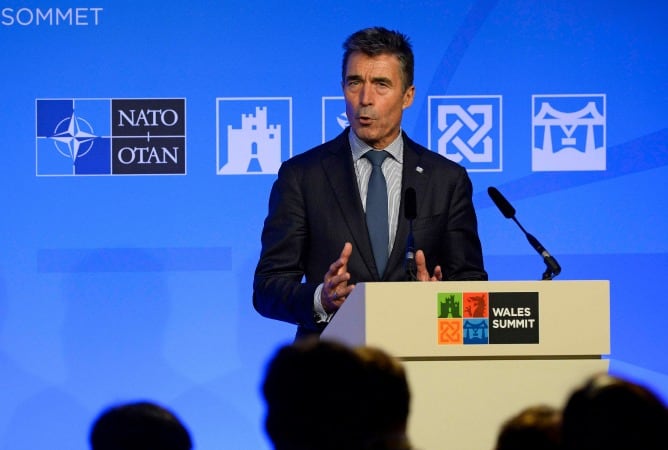 El secretario General de la OTAN, Anders Fogh Rasmussen, habla en una conferencia de prensa durante la cumbre de la OTAN en el complejo Celtic Manor, cerca de Newport, en Gales.