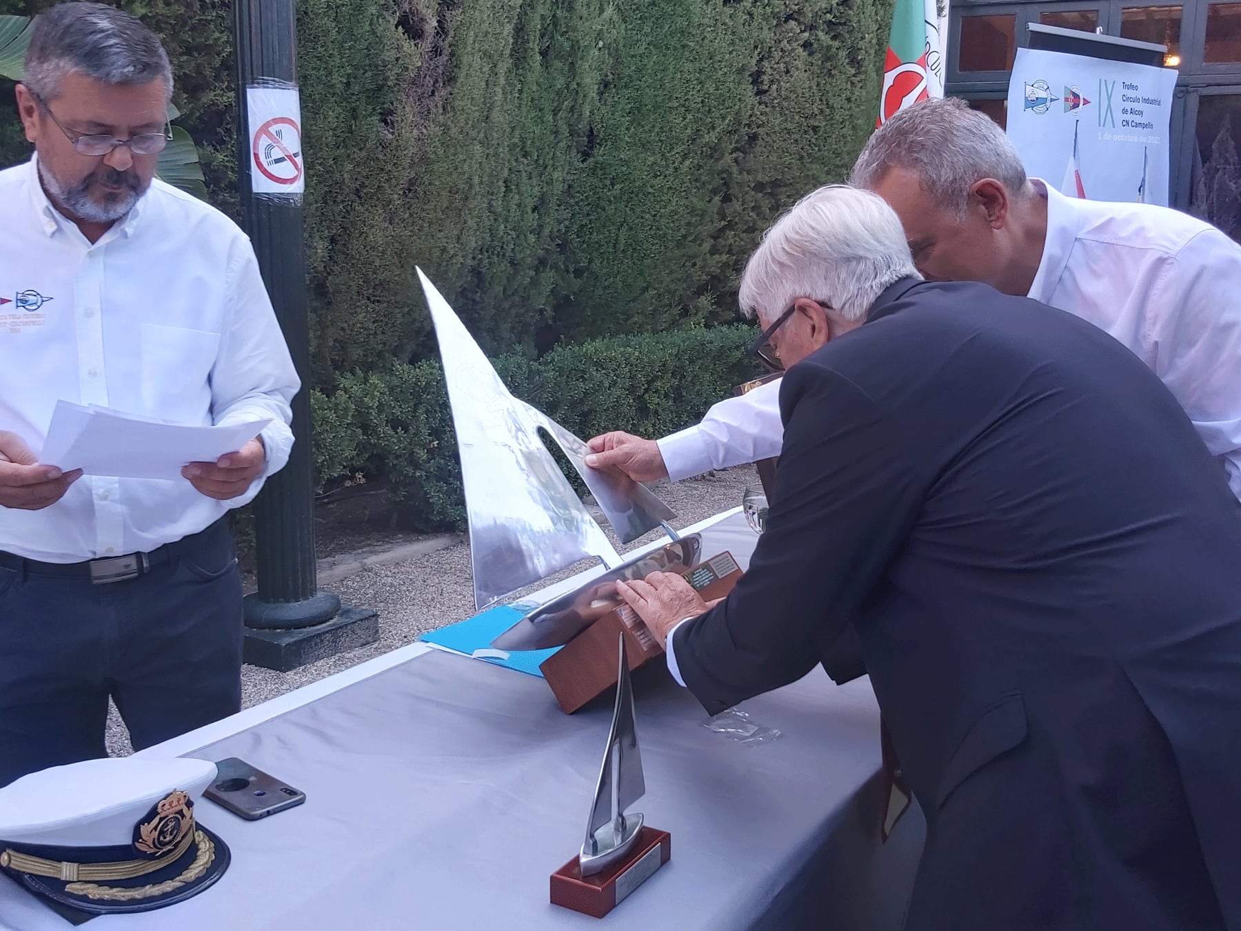 Miguel Baena coloca la placa del velero ganador de la anterior regata el Tanit IV