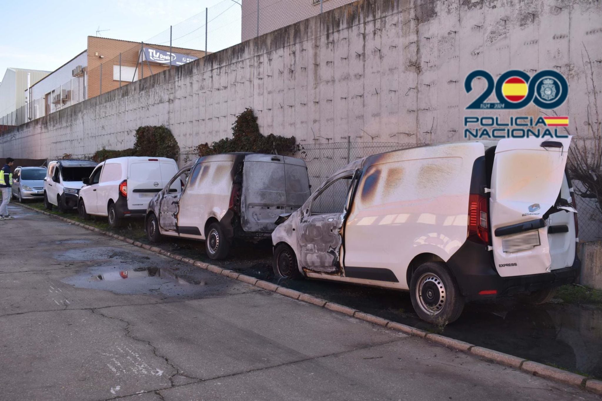 Detenidos dos hombres por quemar cuatro furgonetas de una empresa en los alrededores del polígono de San Cristóbal