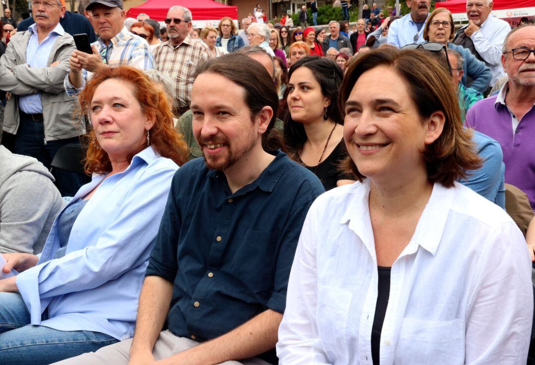 La candidata de BComú, Ada Colau, y el secretario general de Podemos, Pablo Iglesias, en Barcelona