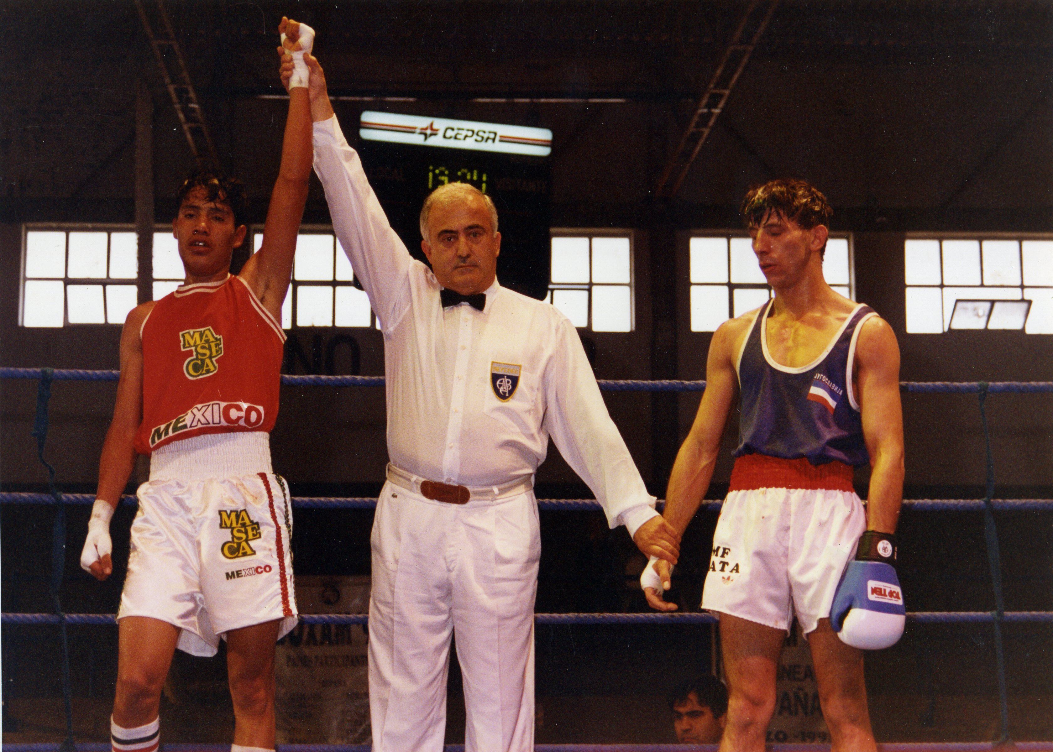 Juan José Tonda levanta el brazo del ganador.