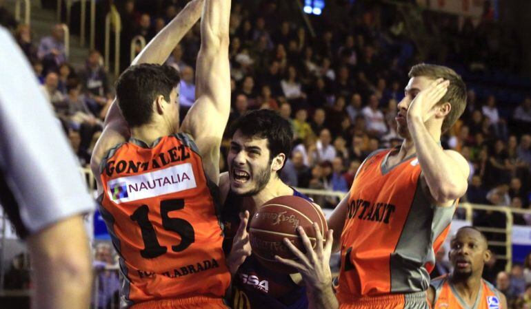 El alero del Barcelona Lassa Alex Abrines trata de superar la defensa de Chema González y el croata Josip Sobin, ambos del Montakit Fuenlabrada