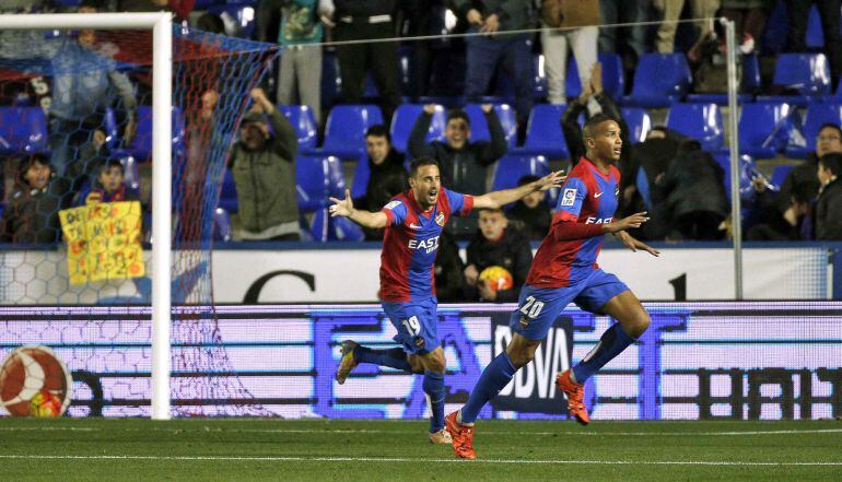  El delantero brasileño del Levante, Deyverson Silva (d), celebra el primer gol del equipo levantinista, durante el encuentro correspondiente a la decimonovena jornada de primera división, que disputan esta noche frente al Rayo Vallecano en el estadio Ciu