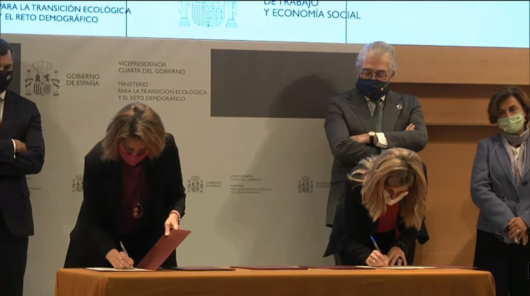Momento de la firma del acuerdo por parte de ambas ministras
