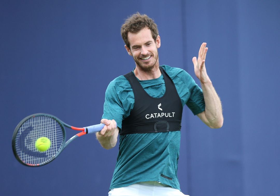 Andy Murray entrenando sobre el césped del Queen&#039;s Club.