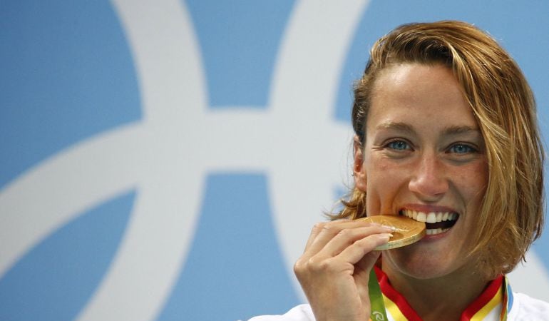 Mireia Belmonte celebra el oro conseguido en los 200 metros mariposa. 