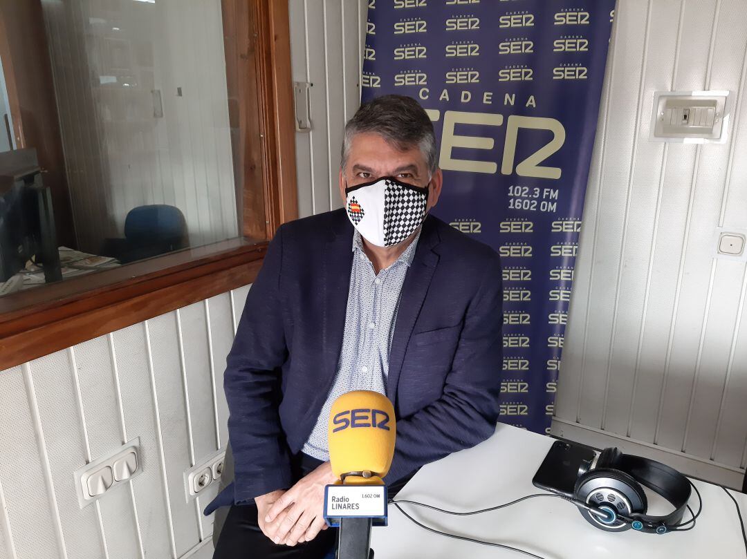 Javier Ochoa, presidente de la FEDA, durante su visita a los estudios de Radio Linares