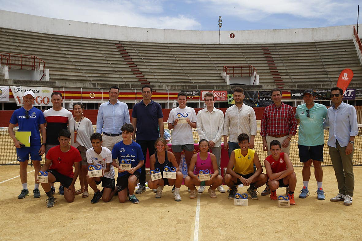 Foto de familia en la entrega de premios del I Open de Tenis de Medina del Campo