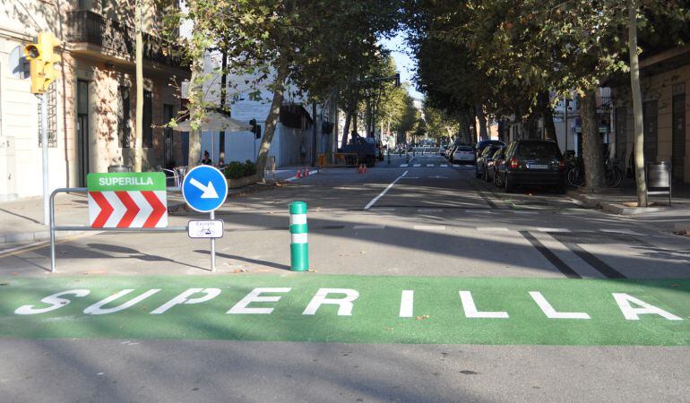 Una de las calles de la Ciudad Condal donde se ha puesto en marcha de forma experimental, la &#039;supermanzana&#039;