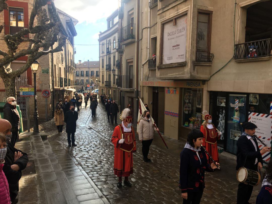 Cortejo reducido por la pandemia en la salida de la corporación de Tafalla el día de San Sebastián