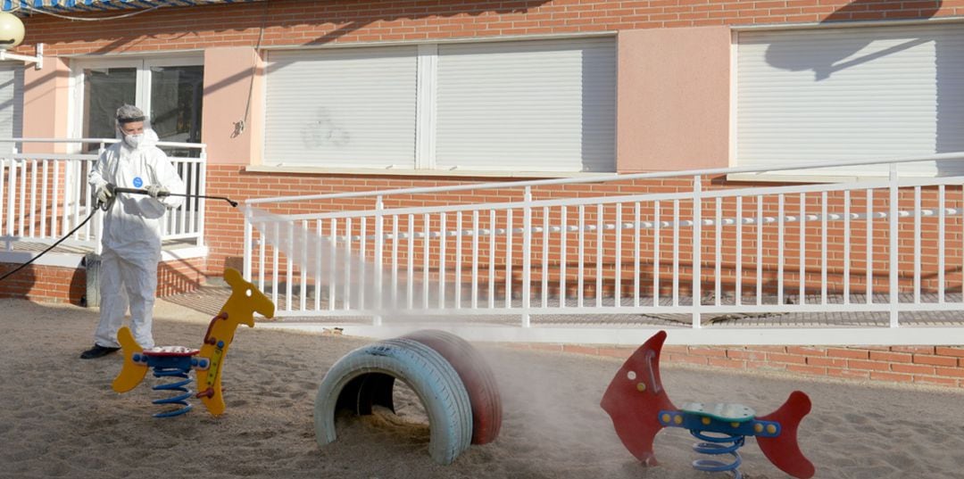 Un operario desinfecta una zona de juegos de un colegio de Valdemoro durante la campaña que ha comenzado esta semana y concluye el lunes.