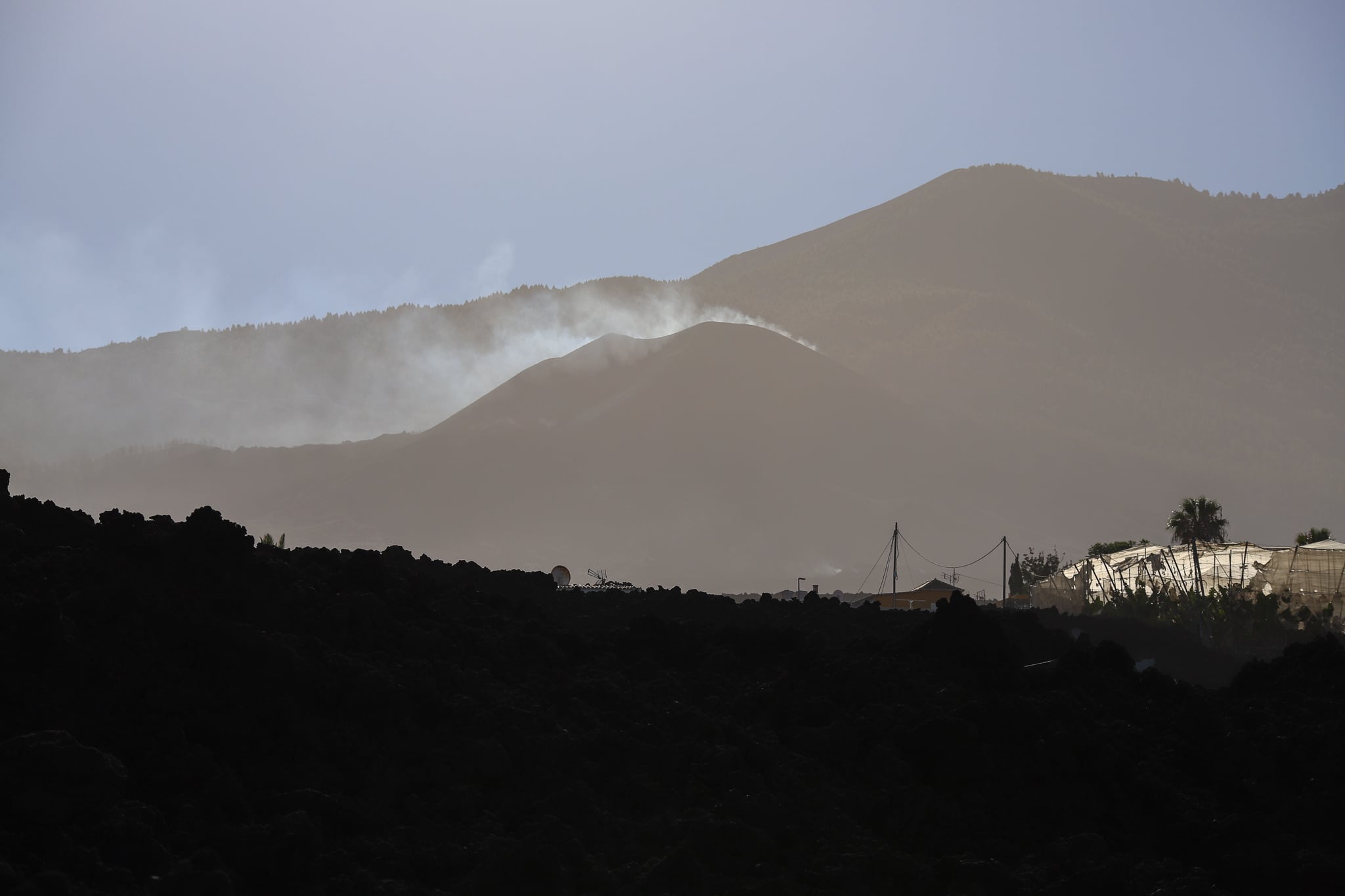 GRAFCAN9604. LOS LLANOS DE ARIDANE (LA PALMA) (ESPAÑA), 13/09/2022.- El volcán de La Palma continúa desgasificando cuando hace casi un año del comienzo de la erupción en la isla. EFE / Luis G Morera
