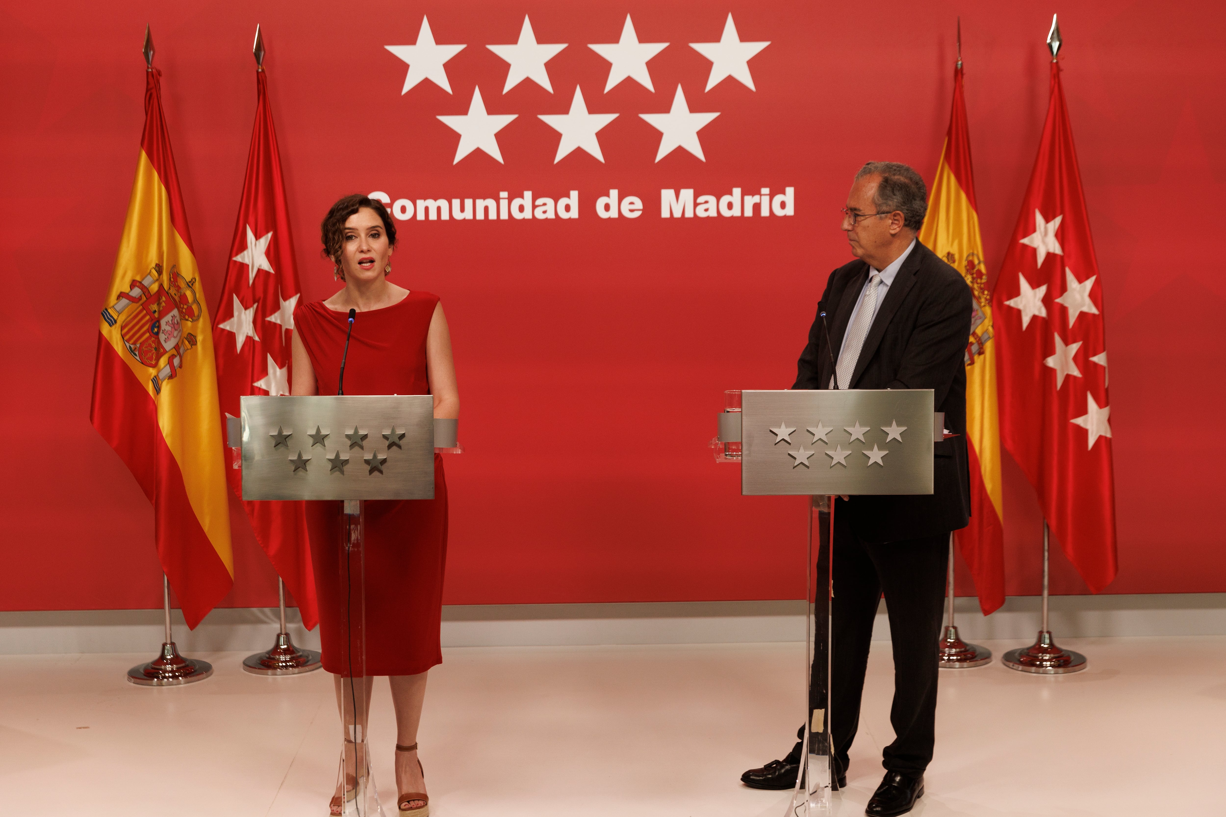 La Presidenta de la Comunidad de Madrid, Isabel Díaz Ayuso (i), y el Consejero de Educación, Universidades, Ciencia y Portavoz del Gobierno, Enrique Ossorio (d)