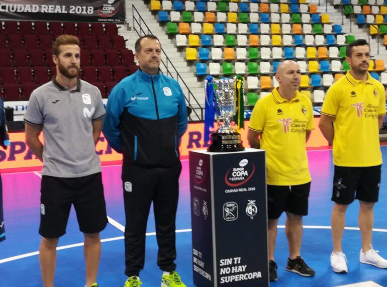 Entrenadores y jugadores de los 2 equipos han posado este sabado en el centro de la pista del Quijote Arena, junto al trofeo