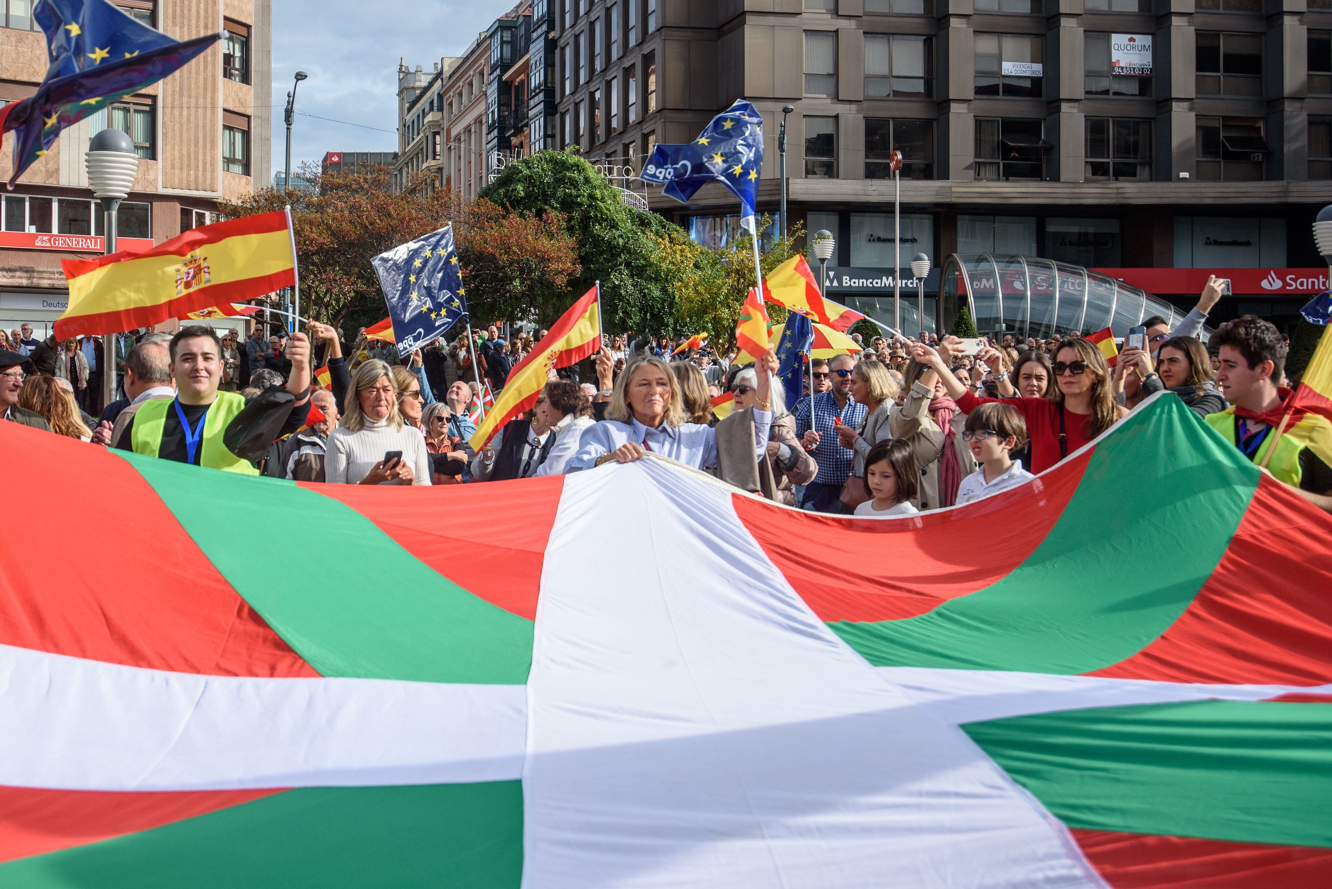 BILBAO, 12/11/2023.- Decenas de manifestantes se han concentrado este domingo en la plaza Moyua de Bilbao en un acto convocado por el PP en contra del pacto de amnistía firmado entre PSOE y Junts. EFE/Javier Zorrilla
