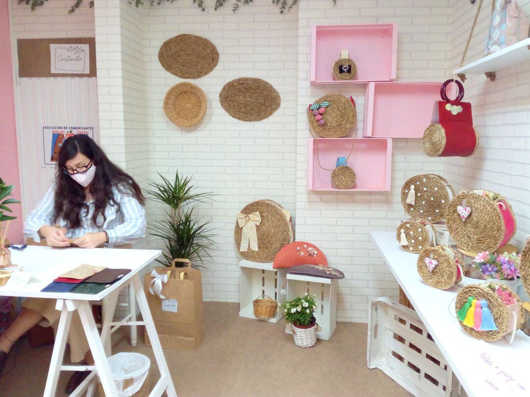 Puesto de bolsos artesanos en el Mercado Central de Elda 