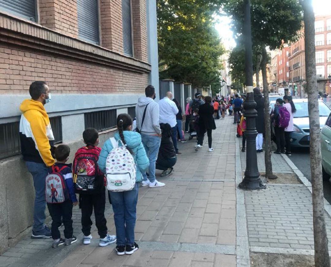 Niños esperando para acceder al CEIP &#039;Claudio Sánchez Albornoz&#039;