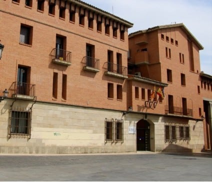 Colegio Mayor Ramón Acín, junto al edificio del Colegio Universitario