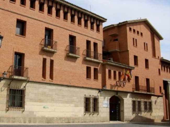 Colegio Mayor Ramón Acín, junto al edificio del Colegio Universitario