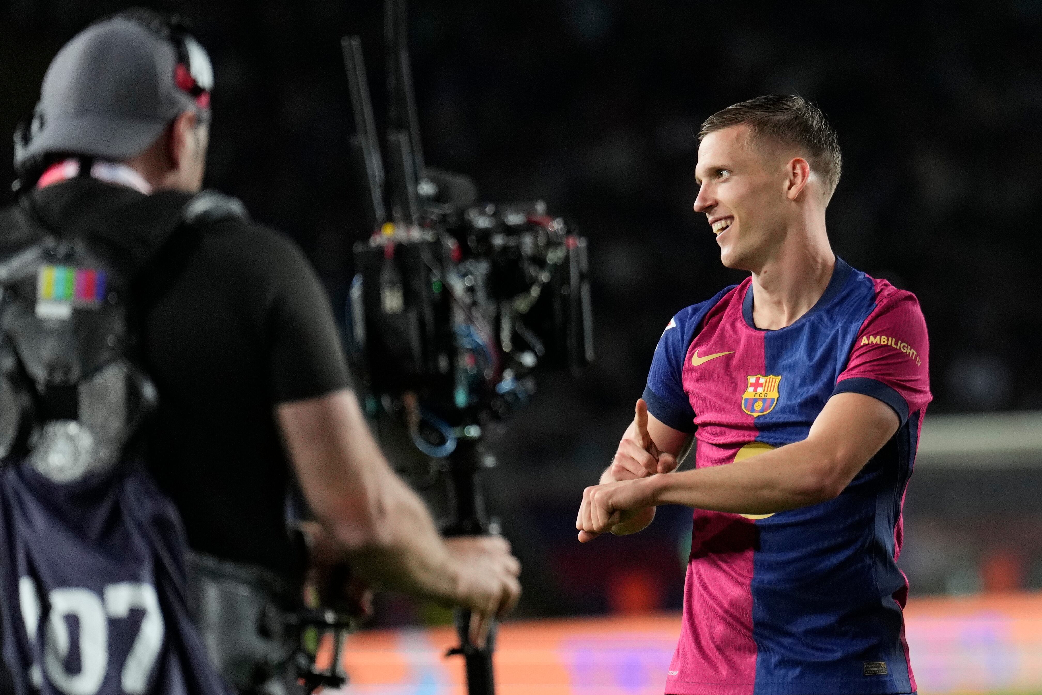 El centrocampista del FC Barcelona Dani Olmo celebra su gol durante el partido de la jornada 33 de LaLiga que FC Barcelona y RCD Mallorca. EFE/Alejandro García