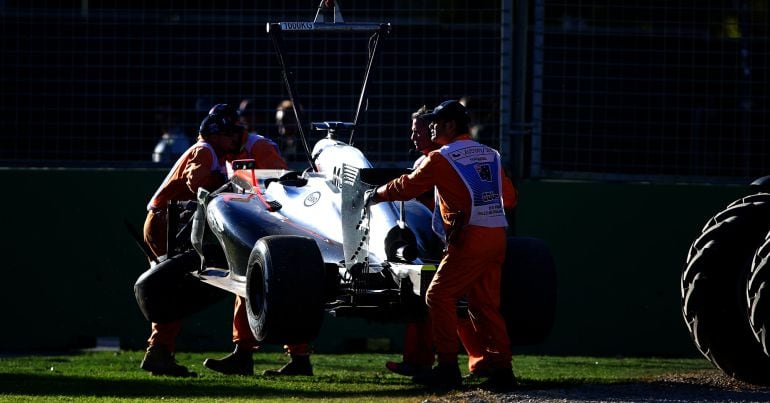 El McLaren-Honda de Magnussen es retirado de la pista durante los entrenamientos del GP de Australia.