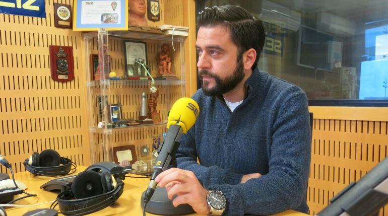 El portavoz del PSOE, Fran González, en los estudios de Radio Cádiz