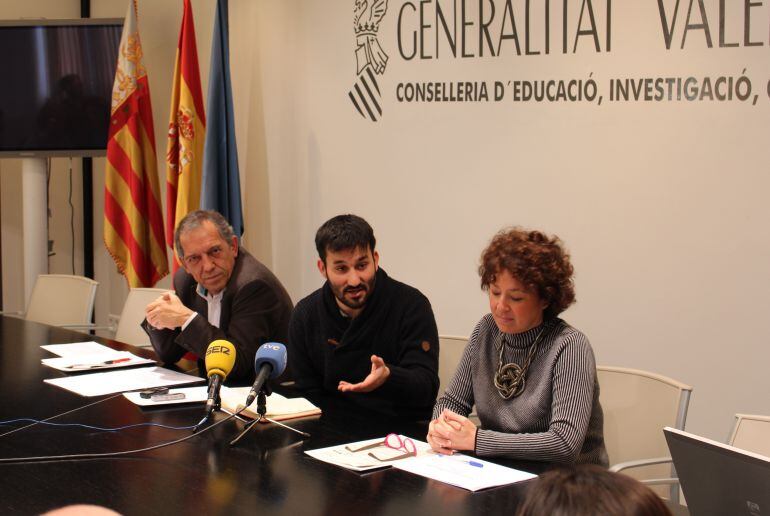 Conseller Marzà, acompañado por Miguel Soler, secretario autonómico, y Josefina Bueno, Directora General de Universidades