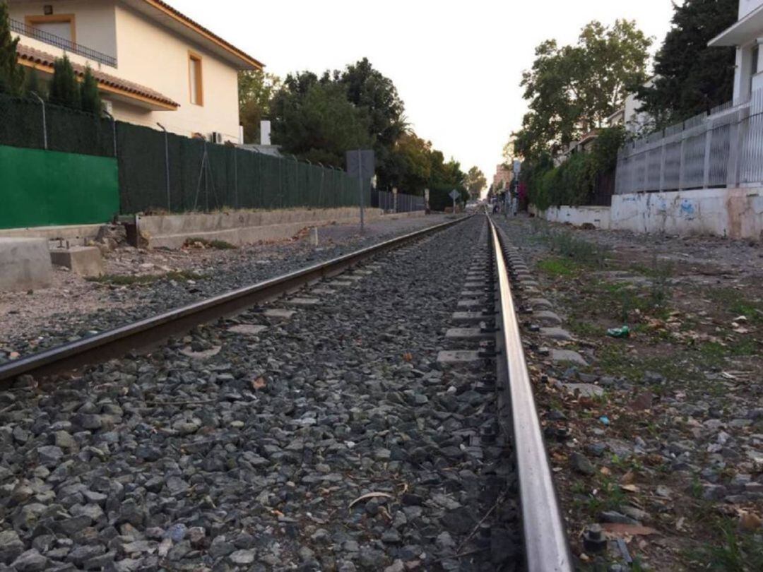 Vías del tren en Sutullena