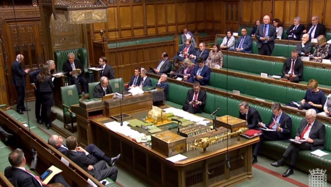 Fotografía cedida por el Parlamento del Reino Unido, donde se observa a varios miembros del parlamento británico, durante una sesión en la Cámara de los Comunes británica, este lunes, en Londres (Reino Unido)