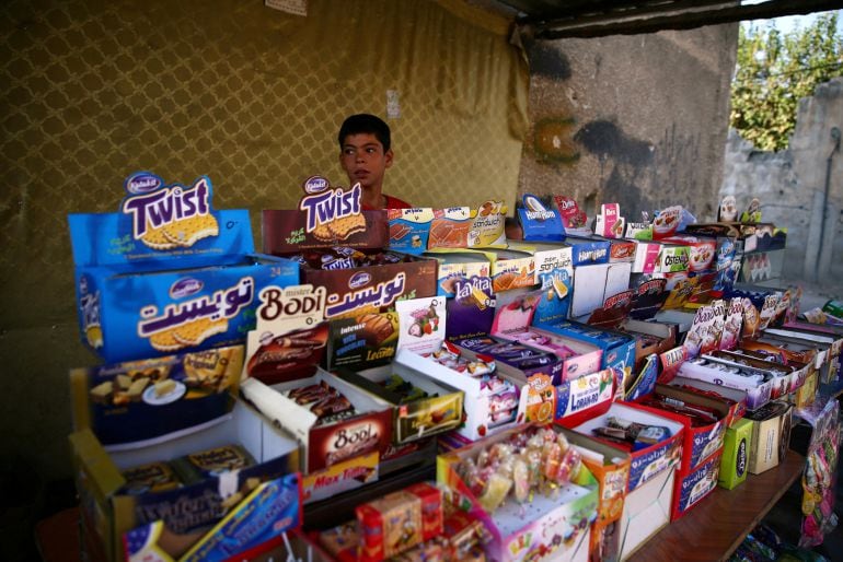  Un niño vendiendo chuches en un barrio de Damasco el primer día del alto al fuego, y coincidiendo con la festividad del cordero.