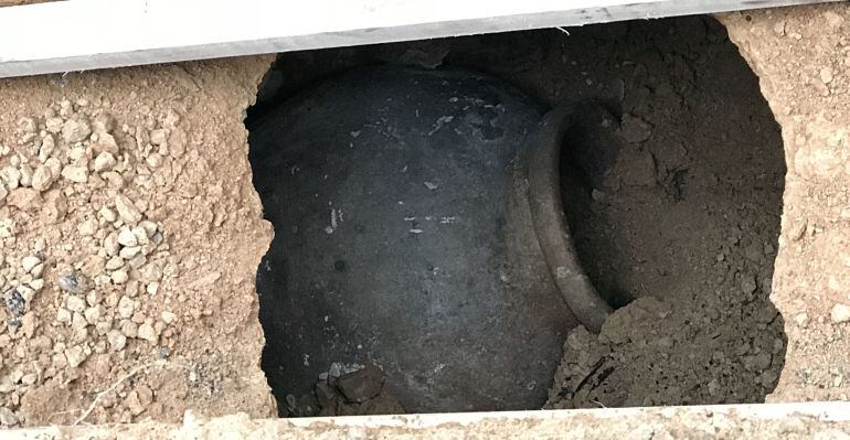 Así son las tinajas aparecidas en la calle Albarderos