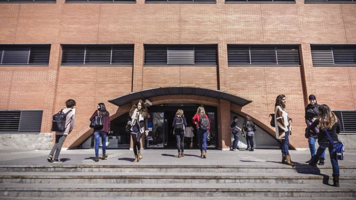 Rubén, miembro de la plataforma 'UC3Mxlapublica' repasa el encierro nocturno en Getafe