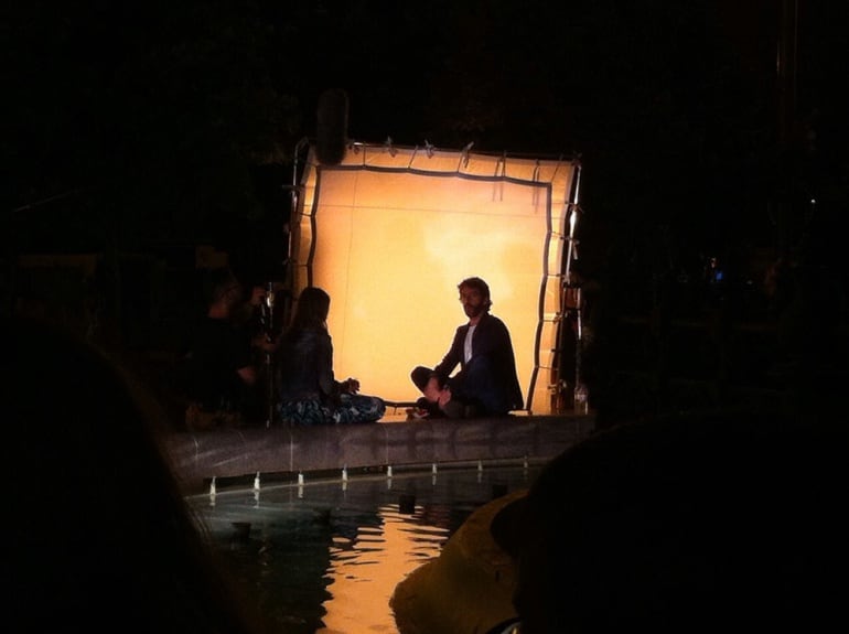 Eduardo Noriega y Michelle Jenner interpretando su papel en una escena de la película grabada en la Plaza España de Zaragoza.