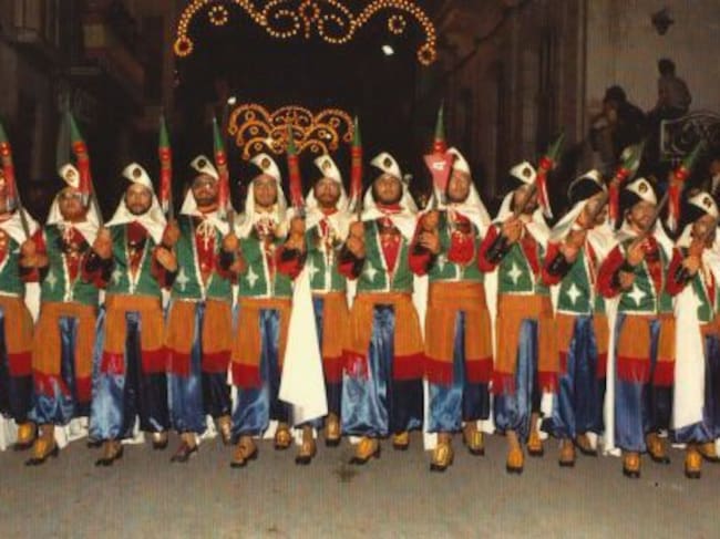 Escuadra Pitrikis desfilando por primera vez, año 1975