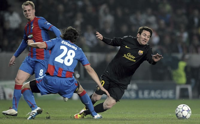 El delantero argentino del F.C. Barcelona Lionel Messi pelea por el control del balón con los jugadores del Viktoria Plzen Marian Cisovsky y David Limbersky durante el partido del grupo H de la Liga de Campeones en el Synot Tip Arena de Praga