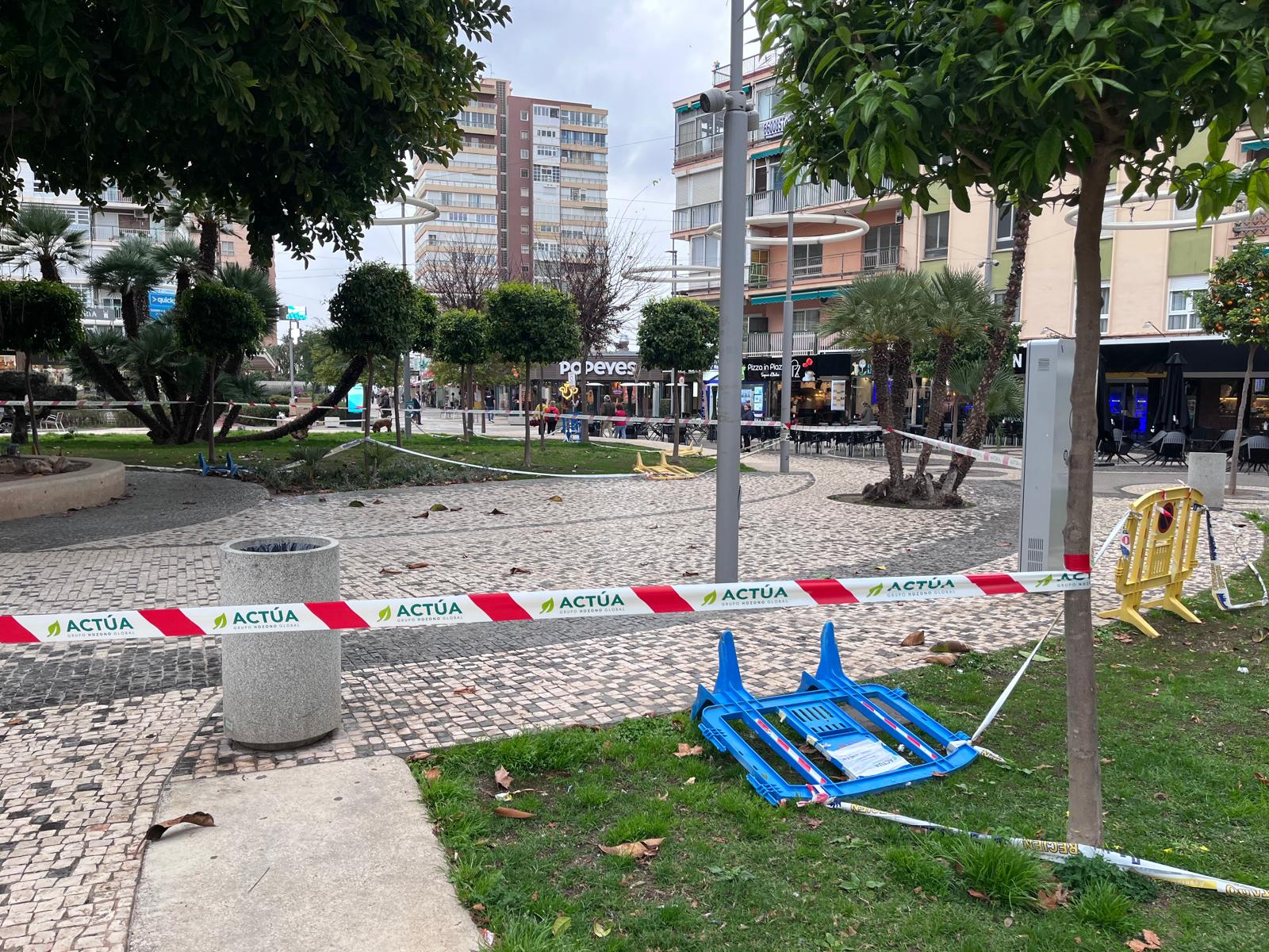 La plaza triangular (plaza de la Hispanidad) de Benidorm restringida al paso por las rechas de viento