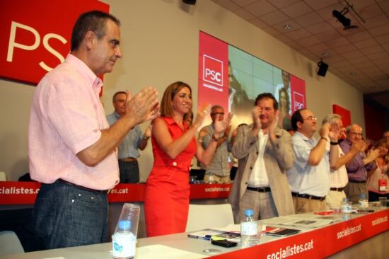 Corbacho i Hereu aplaudeixen Chacón just després de ser ratificada amb el 94% dels vots