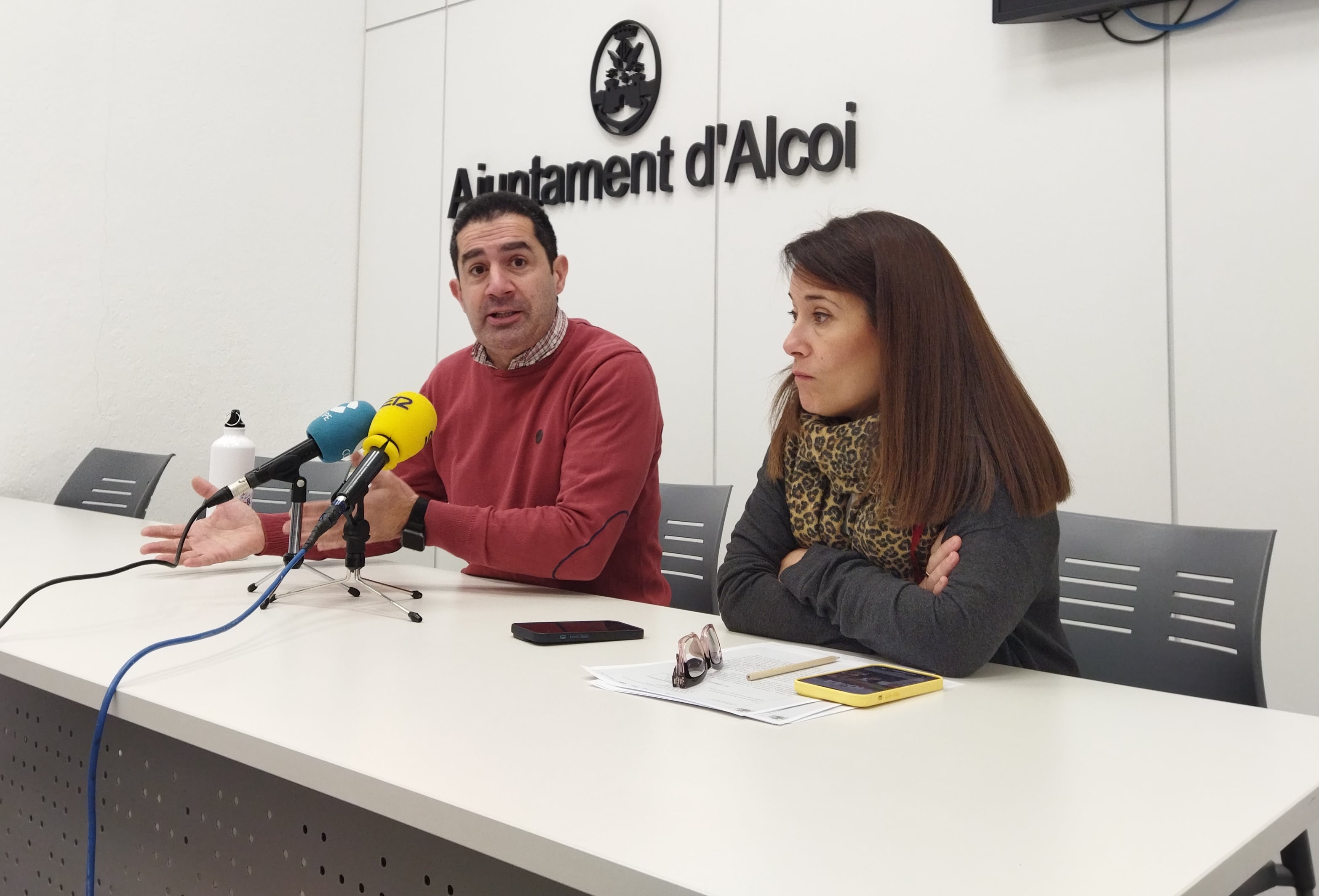 Antonio Francés, alcalde de Alcoy, y Lorena Zamorano, edil de Administración Local, en la rueda de prensa celebrada este viernes en el Ayuntamiento de Alcoy