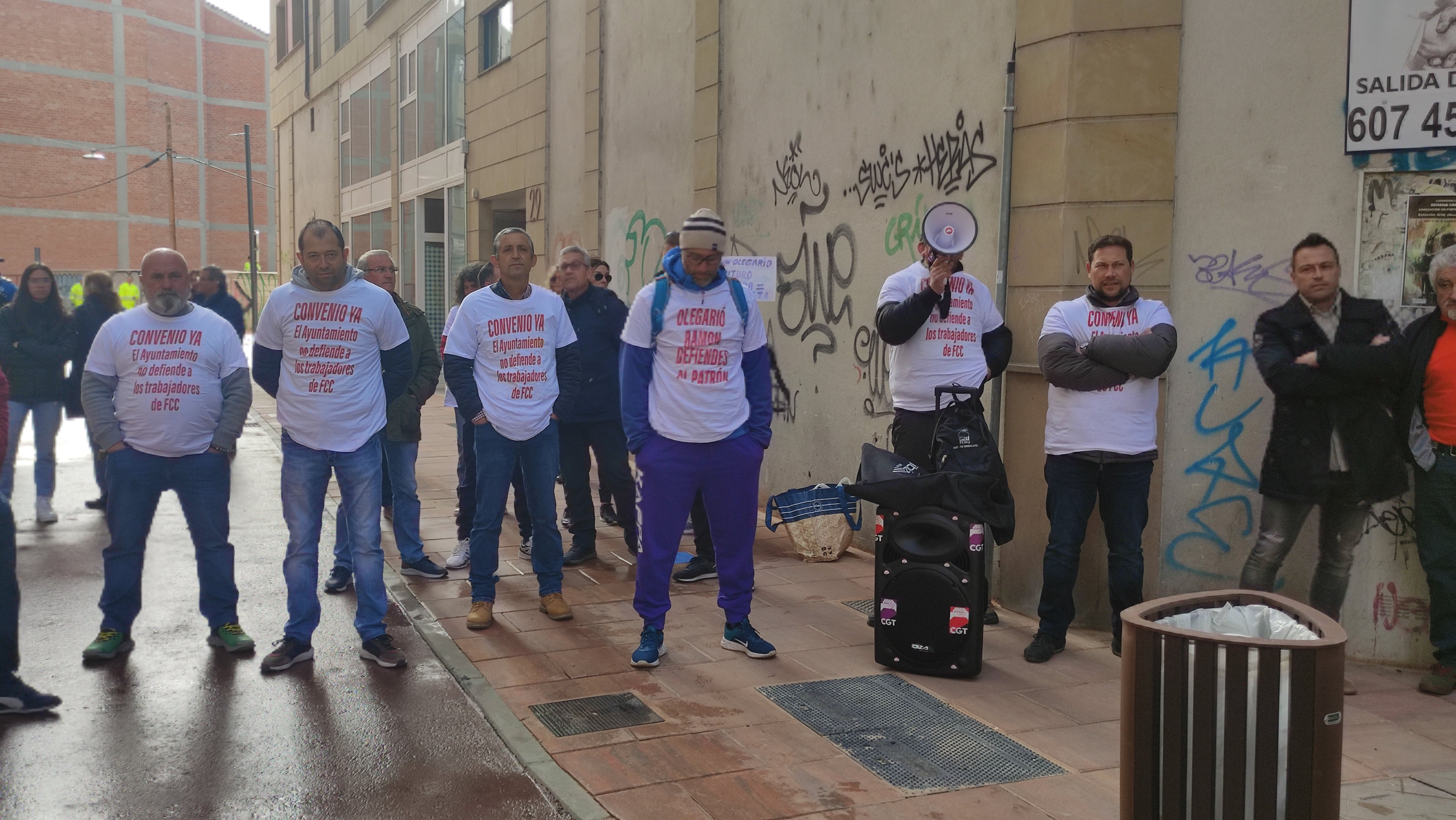 Trabajadores de FCC se manifiestan en la calle Real de Ponferrada