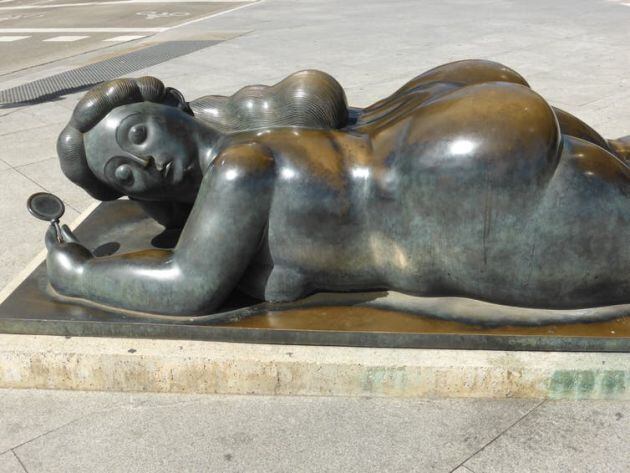 Escultura Mujer con espejo de Fernando Botero.