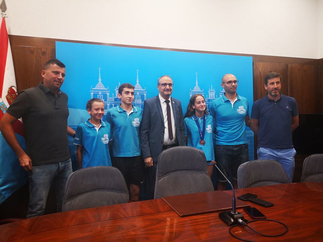 Gabriela Sánchez, Jimena pedregal y Alex Sanchez asisitieron al acto con el presidente de club y su entrenador Alberto Fernandez