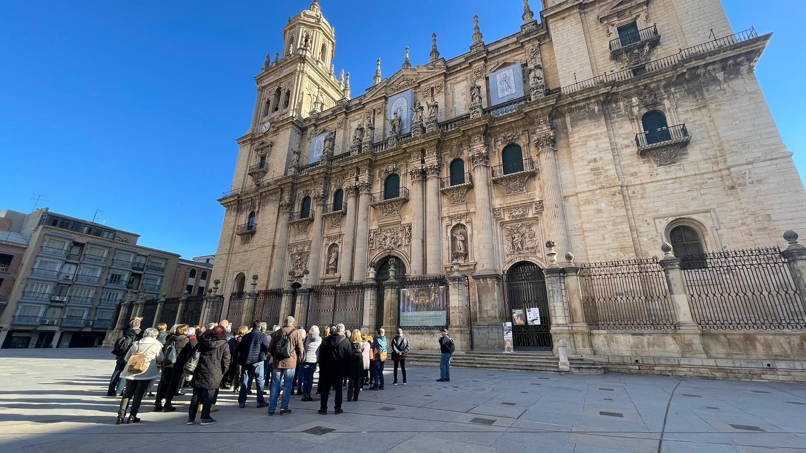 Un grupo de turistas frente a la Catedral de Jaén.