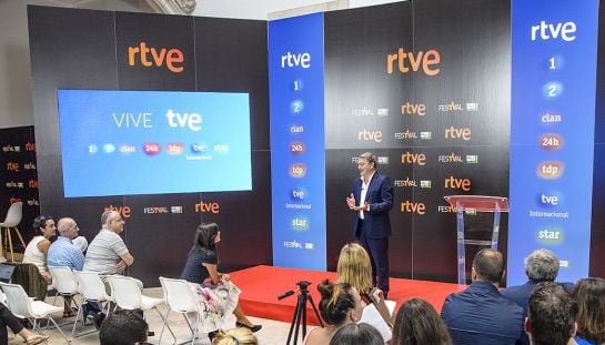 José Ramón Díez, director de TVE, responde a las preguntas de los periodistas en el acto de presentación de la temporada en el FesTVal