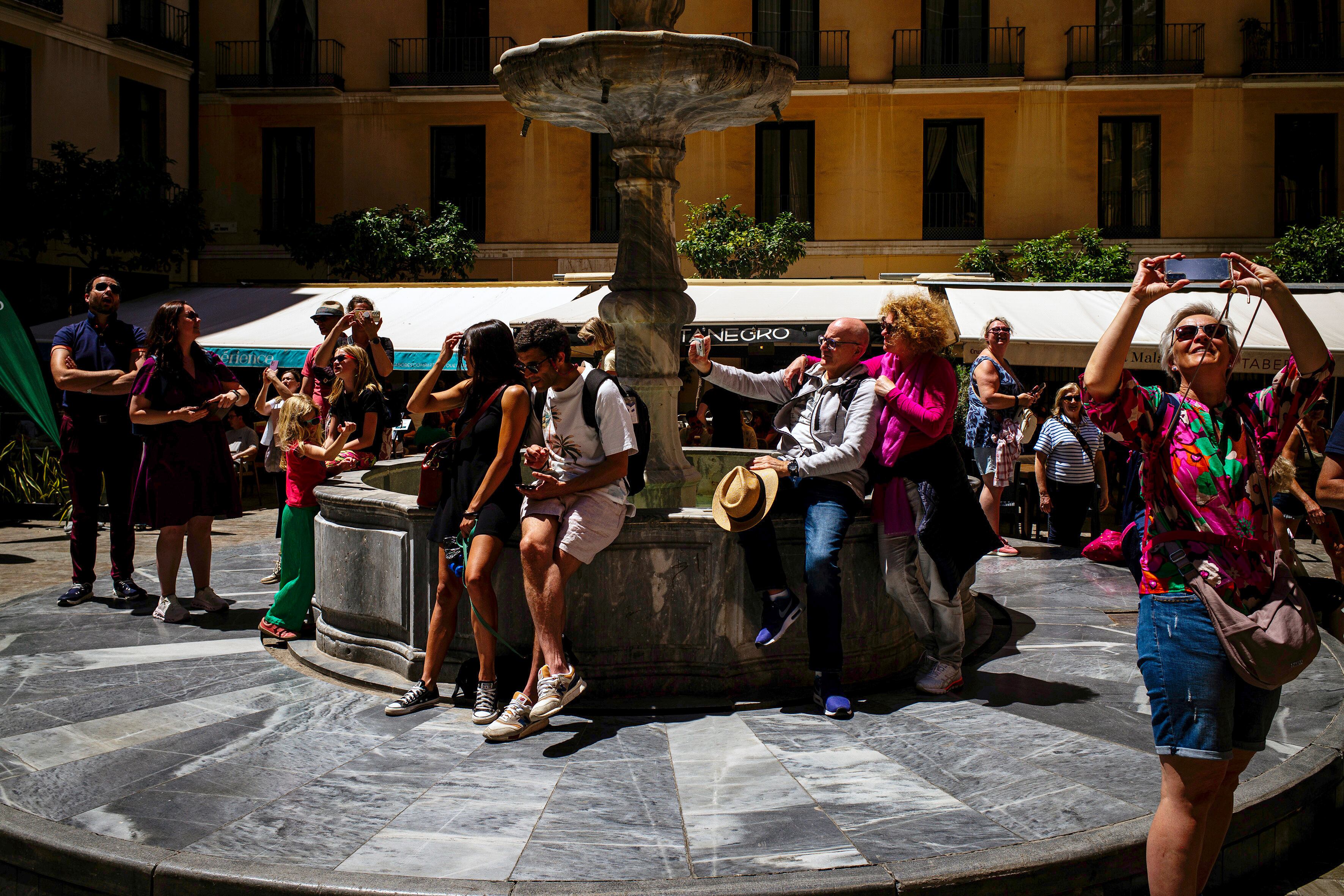 Turistas se fotografían en la plaza del Obispo en Málaga. Jorge Zapata (EFE)