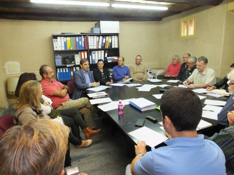 Comisión esta integrada por el Diputado de Personal, el Jefe del Servicio, un responsable de Servicios Sociales, un representante de la Junta de Personal y otro del Comité de Empresa  
 