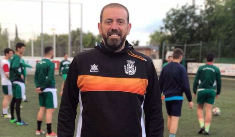 El entrenador del Úbeda Viva para la campaña 19-19, Miguel Ángel Redondo &#039;Soto&#039;, en un entrenamiento con la cantera