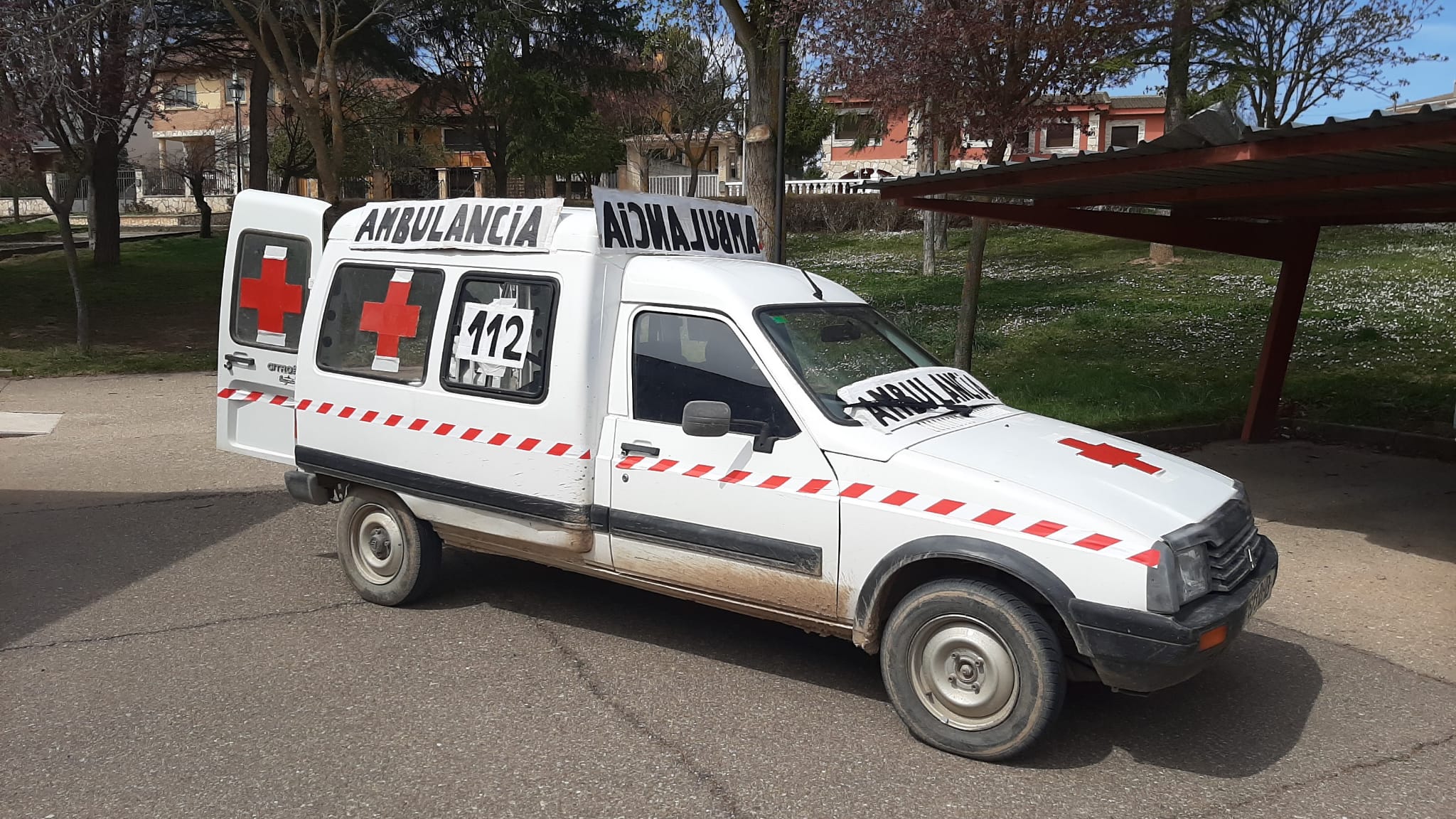 Automóvil &quot;tuneado&quot; como ambulancia para la reivindicación sanitaria en Roa