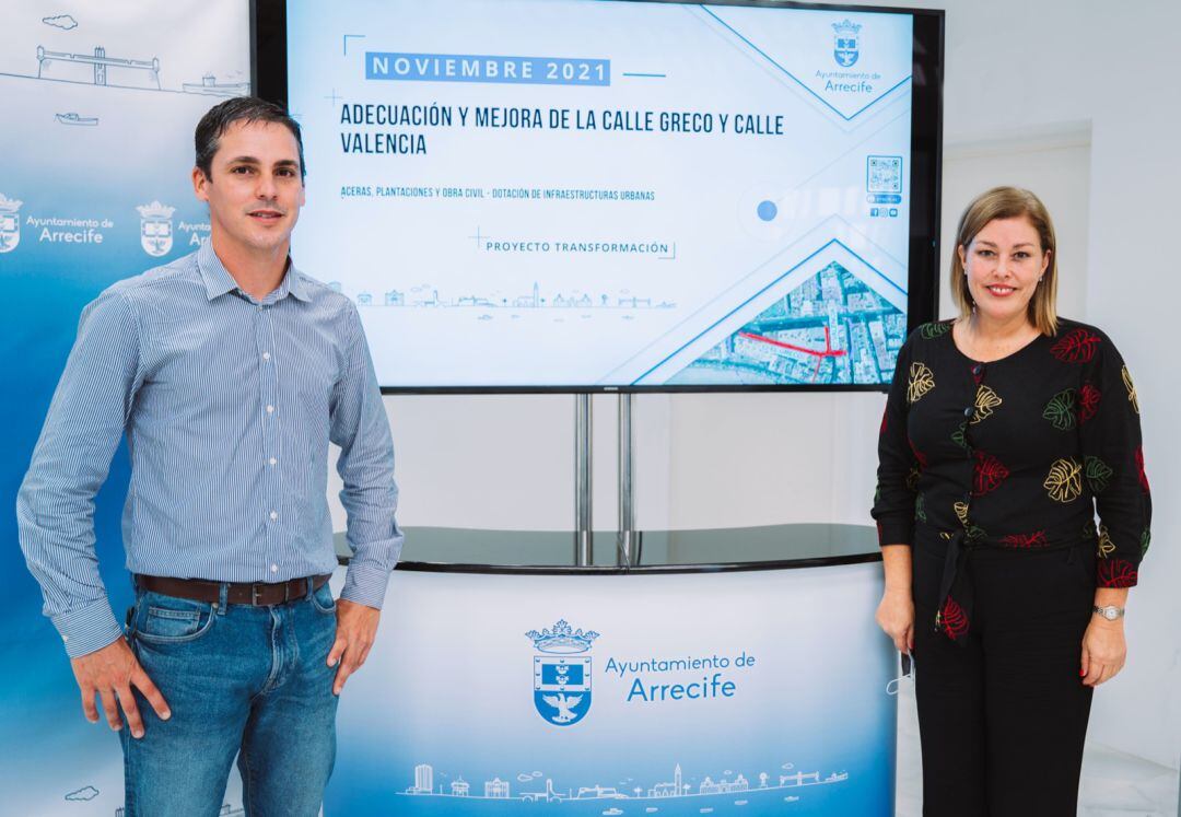 Ástrid Pérez, alcaldesa de Arrecife, junto al concejal de Urbanismo, Eduardo Placeres, en la presentación del proyecto.